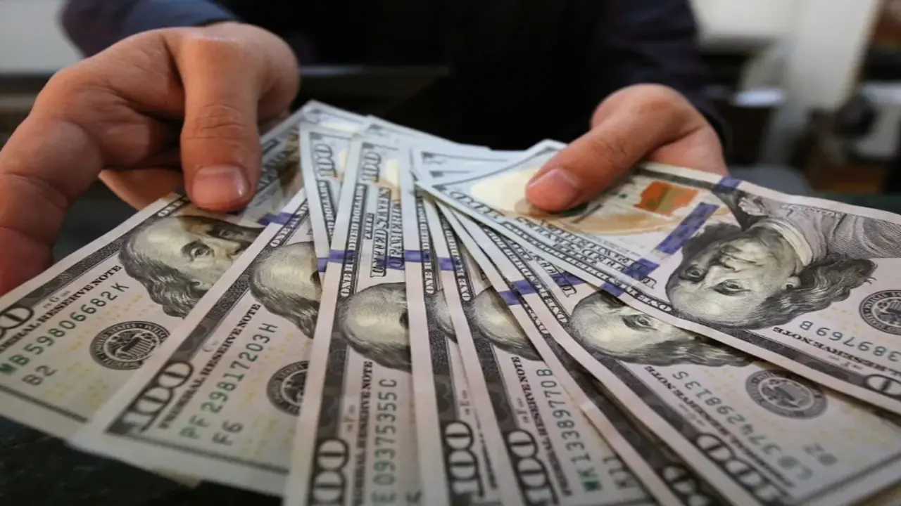 تحركات مفاجئة.. سعر الدولار أمام الجنيه المصري في ختام تعاملات الإثنين بالبنوك